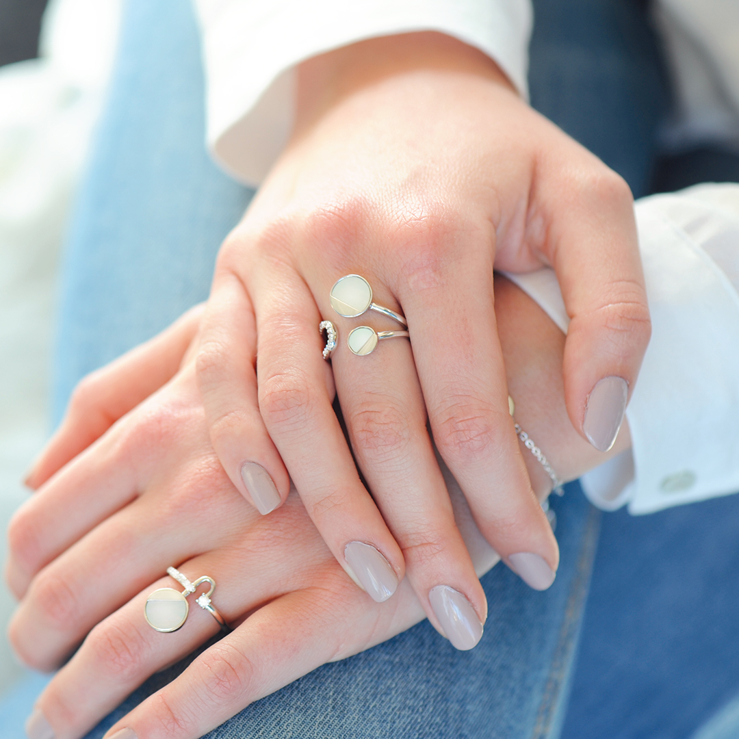 Bague ouverte en argent et sa nacre en forme de lune de la